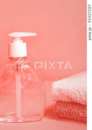 Liquid transparent soap and two towels in trendy 55437297