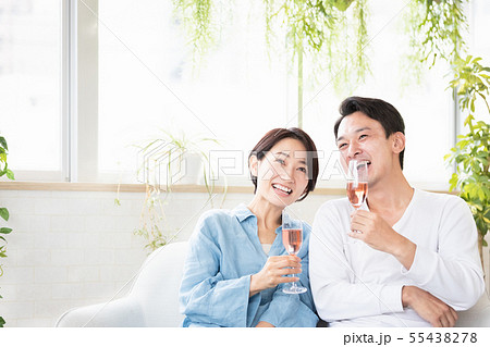 夫婦 カップル 家飲み シャンパン 夫婦 カップル 家飲み シャンパン 55438278
