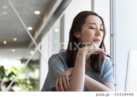 パソコンの画面を見ながら考え込む女性 パソコンの画面を見ながら考え込む女性 55439449