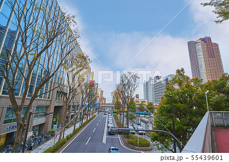 川崎市中原区のJR武蔵小杉駅北口南武沿線道路から東側（新丸子東2丁目）方面を見る 55439601