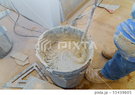 Mixing Tile adhesive or cement with a power drill 55439605