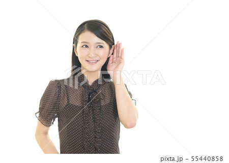 耳に手を当てる女性 耳に手を当てる女性 55440858