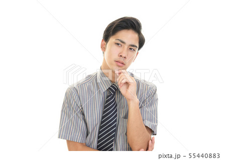 悩む男性 55440883