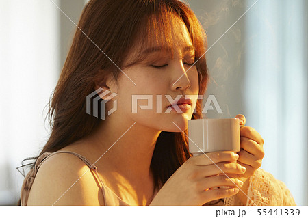 女性　ライフスタイル　夕日 55441339
