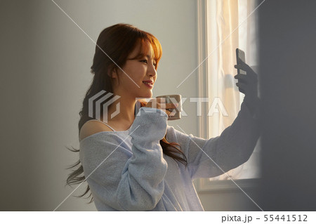 女性 ライフスタイル 夕日 女性 ライフスタイル 夕日 55441512