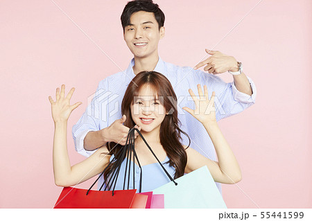 男女　カップル　ショッピング 55441599
