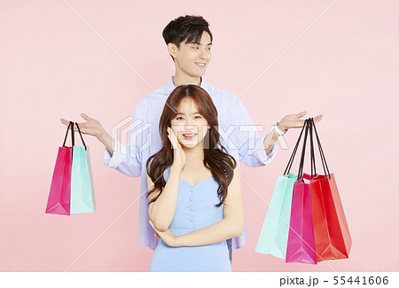 男女　カップル　ショッピング 55441606