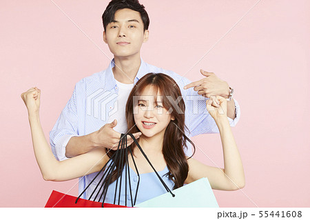 男女　カップル　ショッピング 55441608
