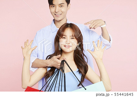 男女　カップル　ショッピング 55441645