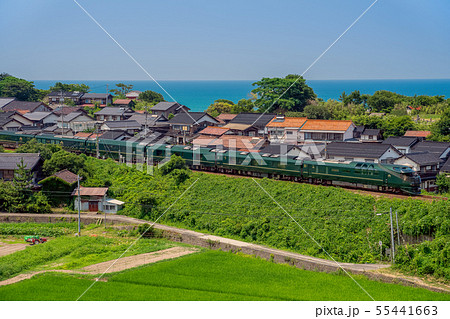 東浜駅を出発したトワイライトエクスプレス　瑞風 55441663