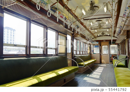 高松琴平電鉄 旧形電車の車内(ニス塗、飾り柱の23号) 高松琴平電鉄 旧形電車の車内(ニス塗、飾り柱の23号) 55441792