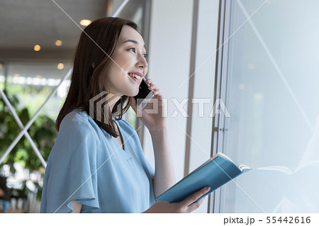 スマートフォンで通話する女性　ビジネス　イメージ 55442616