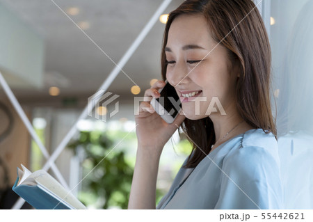 スマートフォンで通話する女性　 55442621