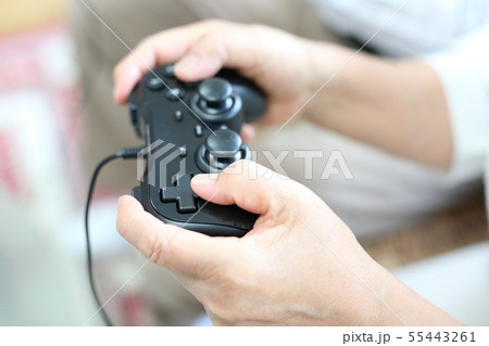 テレビゲームを楽しむシニアイメージ 55443261