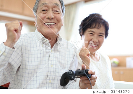 テレビゲームを楽しむシニアイメージ 55443576