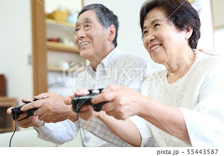 テレビゲームを楽しむシニアイメージ テレビゲームを楽しむシニアイメージ 55443587