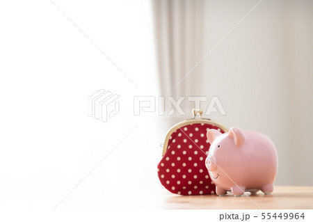 豚の貯金箱と財布 55449964
