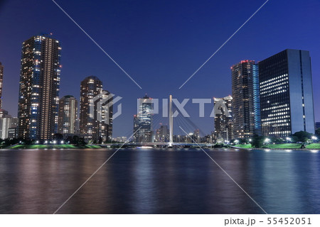 都市夜景　隅田川と佃島のタワーマンション群 55452051