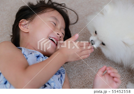 愛犬 (ペット 犬 子供 乳幼児 ポメラニアン ドッグ 日本人 育児 子育て 家族 人物 上半身) 愛犬 (ペット 犬 子供 乳幼児 ポメラニアン ドッグ 日本人 育児 子育て 家族 人物 上半身) 55452558
