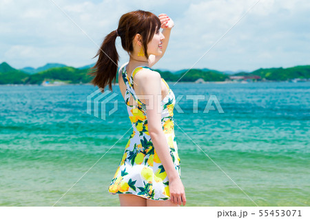 海と水着を着た若い女性 海と水着を着た若い女性 55453071