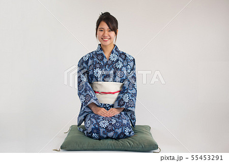 浴衣で正座する女性 55453291