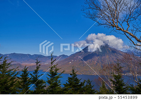 秋の半月山山頂付近から見た男体山 秋の半月山山頂付近から見た男体山 55453899