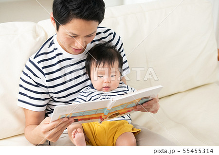 赤ちゃん 父親 絵本 読み聞かせ 子育て 育児 イクメン 育メンの写真素材