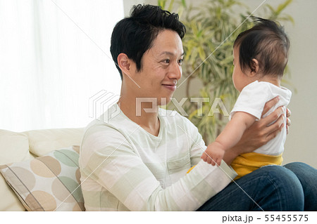 赤ちゃんをあやす父親 育メン 子育て 育児 赤ちゃんをあやす父親 育メン 子育て 育児 55455575