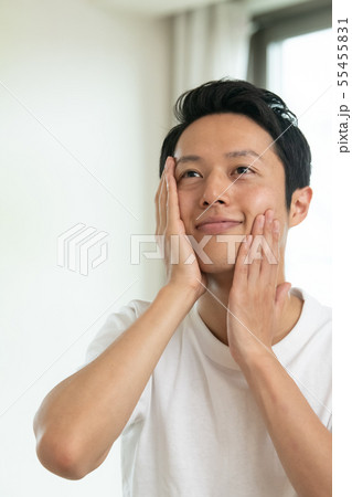 スキンケアする若い男性 メンズエステ 美白 スキンケアする若い男性 メンズエステ 美白 55455831