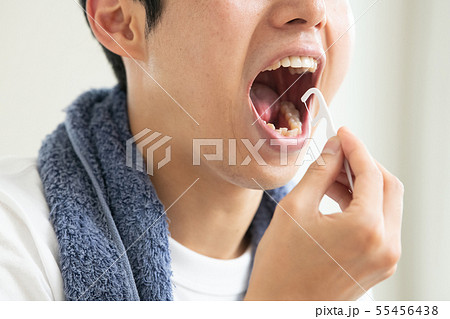 糸ようじでオーラルケアする若い日本人男性 55456438