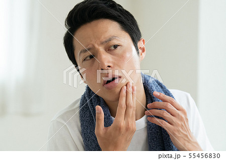 肌を気にする若い日本人男性 スキンケア 肌を気にする若い日本人男性 スキンケア 55456830