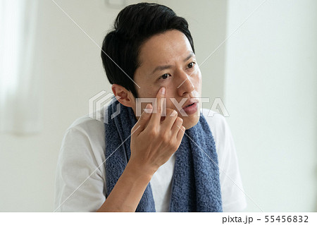 目を気にする若い日本人男性　スキンケア 55456832