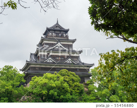 雨の広島城の写真素材