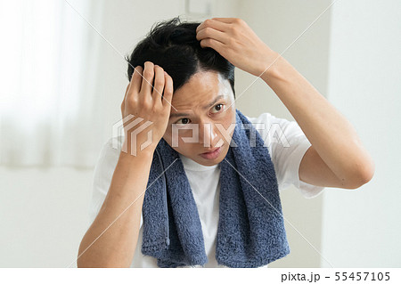 頭皮を気にする若い日本人男性 ヘアケア 頭皮を気にする若い日本人男性 ヘアケア 55457105