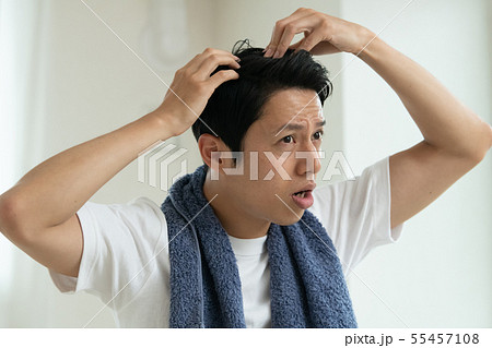 頭皮を気にする若い日本人男性　ヘアケア 55457108