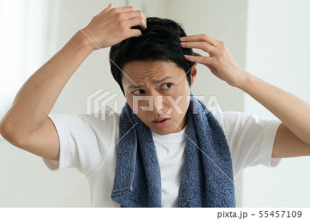 頭皮を気にする若い日本人男性 ヘアケア 頭皮を気にする若い日本人男性 ヘアケア 55457109