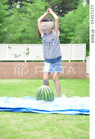 スイカ割りをする子供 55457177