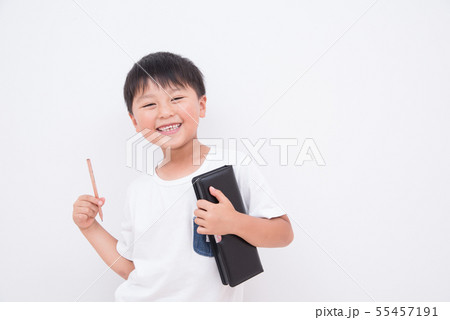 鉛筆と筆箱を持つ男の子 55457191