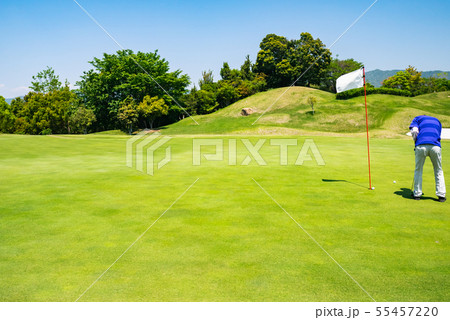 ゴルフ場 パッティンググリーン ピンフラッグ 55457220