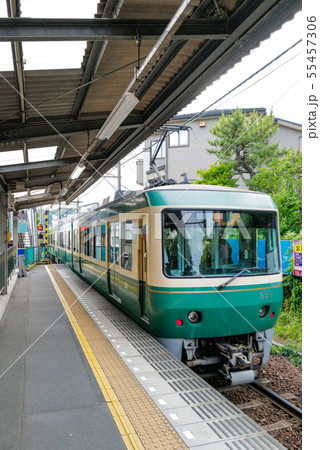 由比ケ浜を発車する江ノ電500型 由比ケ浜を発車する江ノ電500型 55457306