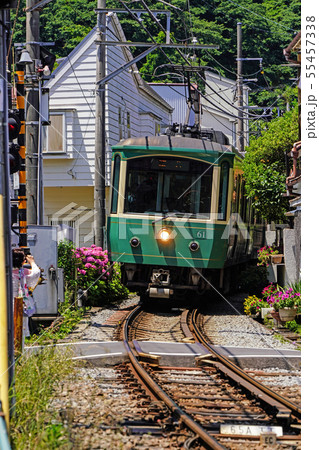 民家の間を走る江ノ電20型車両 民家の間を走る江ノ電20型車両 55457338