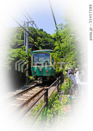 鎌倉 御霊神社横を通過する江ノ電20型車両 鎌倉 御霊神社横を通過する江ノ電20型車両 55457389