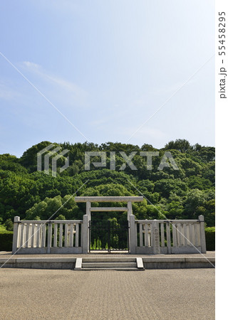 【大阪府 藤井寺市】世界遺産・古市古墳群(仲姫命陵古墳・拝所) 【大阪府 藤井寺市】世界遺産・古市古墳群(仲姫命陵古墳・拝所) 55458295