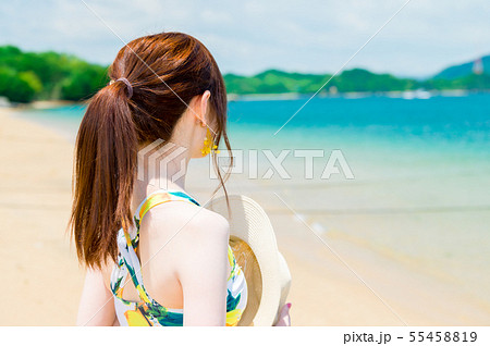 海と水着を着た若い女性の写真素材