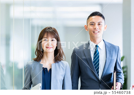 ビジネスイメージ　男性社員　女性社員　 55460738