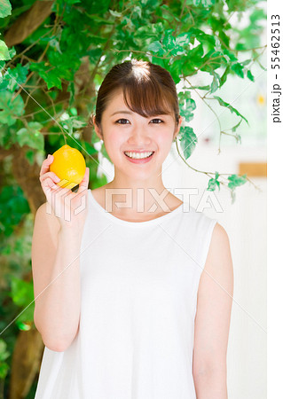 レモンを持った若い女性 55462513