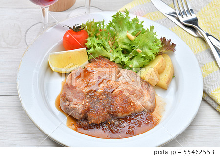 厚切りポークステーキ、トンテキ。豚肉のステーキ。生姜焼き。洋食イメージ。 55462553