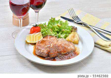 厚切りポークステーキ、トンテキ。豚肉のステーキ。生姜焼き。洋食イメージ。 厚切りポークステーキ、トンテキ。豚肉のステーキ。生姜焼き。洋食イメージ。 55462560
