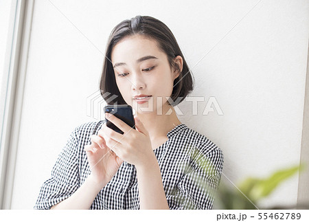 スマートフォンと女性　イメージ素材 55462789