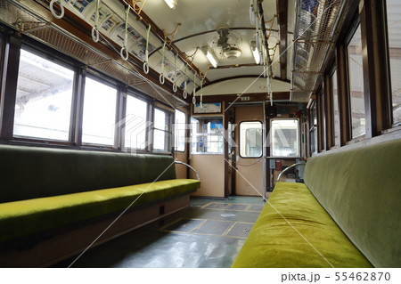 ことでん旧型電車の車内（ニス塗り・飾り柱のレトロ内装 20形23号） 55462870